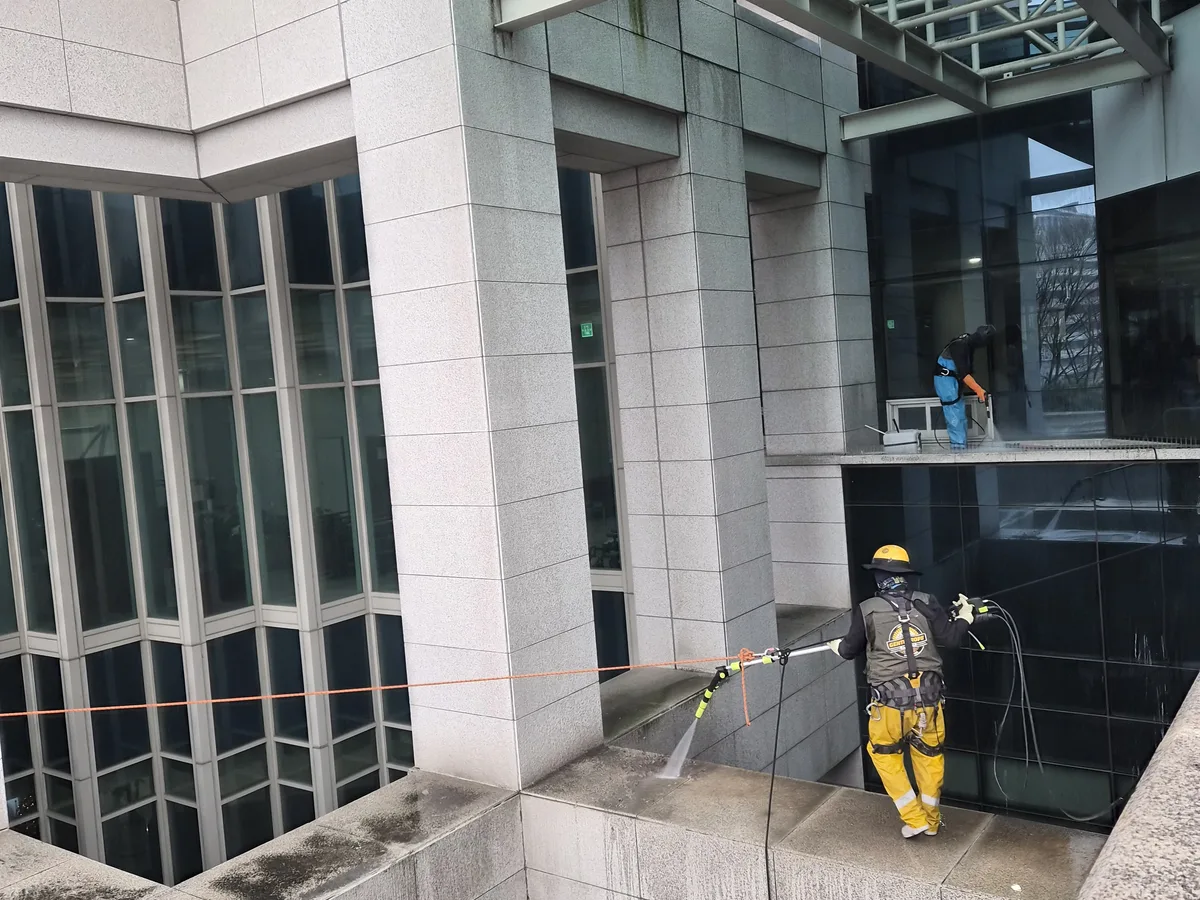 함양군 병곡면 상가건물 옥상 파라펫 장비 주변 정밀 위생청소 사례 - 행진크린