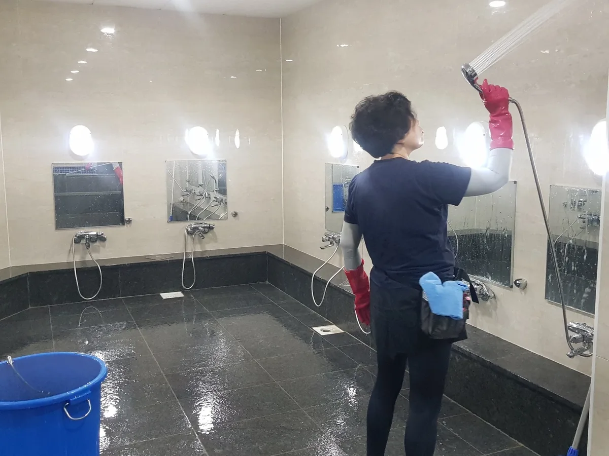 합천군 쌍백면 목욕탕 탈의실·파우더룸 바닥 위생청소 사례 - 행진크린